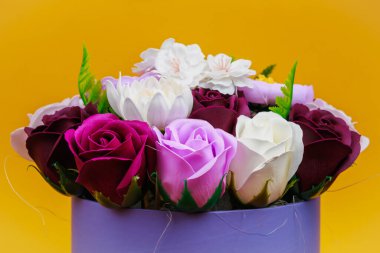 Sabundan yapılan yapay çiçekler. Seçici odaklı hediye buketi. Bir kızın doğum gününü ya da kadınlar bayramını kutlarım. Düğün ve nişan.