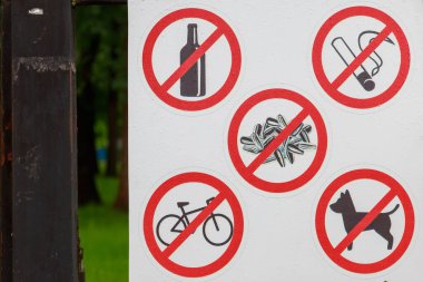 Halka açık bir parkta davranış kuralları olan tabelalar. Metin için kopyalama alanı olan arkaplan