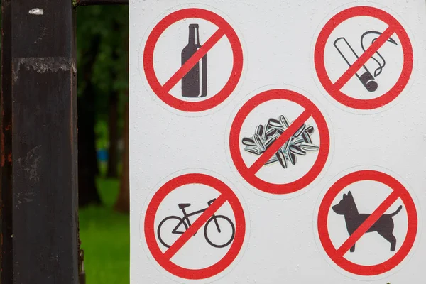 Signos Con Las Reglas Conducta Parque Público Fondo Con Espacio —  Fotos de Stock