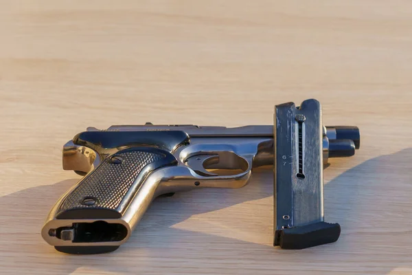Silahların Arasında Masada Bir Silah Seçici Bir Odaklanma Suç Haberleri — Stok fotoğraf