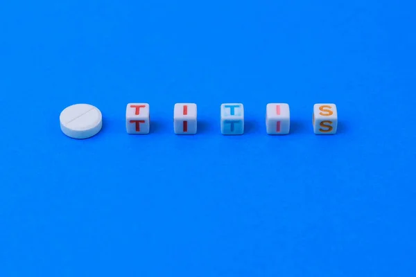 Otitis Text Aus Würfeln Eine Weiße Medizinische Pille Mit Einer — Stockfoto