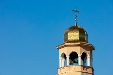 Kilise binası. Metin için kopyalama alanı olan arkaplan. İnancın ve dinin sembolü.