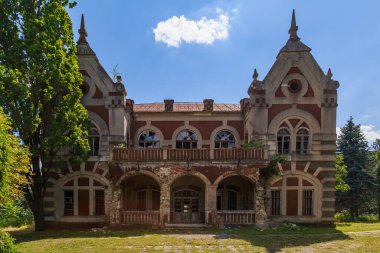 Terk edilmiş, 19. yüzyılın çürüyen tarihi mirası, eski, sahipsiz bir mülk. Metin için kopyalama alanı olan arkaplan
