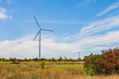 Elektrik üretimi için yel değirmenleri. Yeşil enerji konsepti. Metin için kopyalama alanı olan arkaplan. Şehrin dışındaki modern çiftlik..