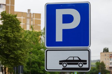 Arabalar için yol tabelası. Metin için kopyalama alanı olan arkaplan