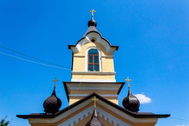 Kilise binası. Metin için kopyalama alanı olan arkaplan. İnancın ve dinin sembolü.