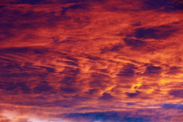 Ветреную Погоду После Заката Небе Горели Темные Драматические Ураганные Облака — стоковое фото