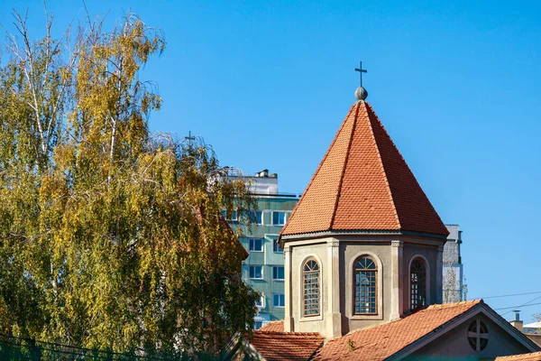 Kilise binası. Metin için kopyalama alanı olan arkaplan. İnancın ve dinin sembolü.