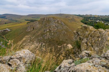 Doğu Avrupa 'nın vahşi kayalık ve dağlık doğası. Metin için kopya alanı olan peyzaj arkaplanı. Seçici odaklanma, uyumlu. Corjeuti köyü, Moldova 'ya hoşgeldiniz..