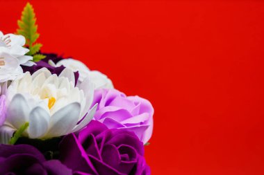 Sabundan yapılan yapay çiçekler. Seçici odaklı hediye buketi. Bir kızın doğum gününü ya da kadınlar bayramını kutlarım. Düğün ve nişan. Metin için arkaplanı kopyala