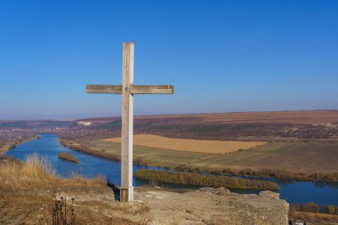 Hristiyanlığın dini bir sembolü olarak haç. İnancın dini işareti. Metin için kopyalama alanı olan arkaplan