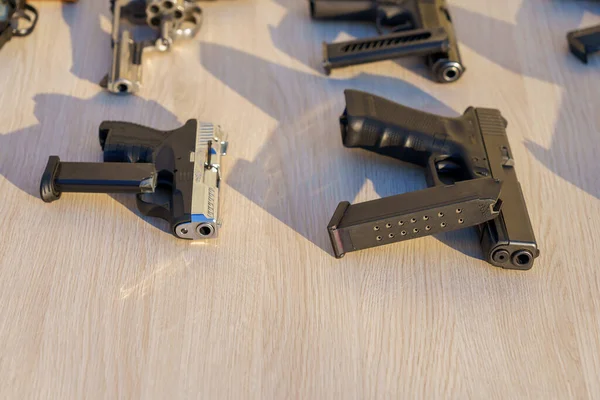 Pisztolyok Asztalon Fegyverek Között Szelektív Fókusz Bűnügyi Hírek Lőfegyverek Tulajdonosaira — Stock Fotó