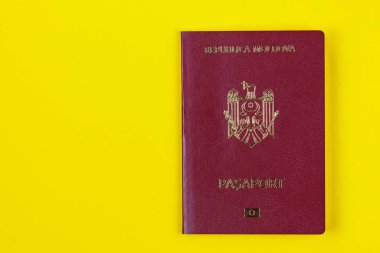 Moldova Cumhuriyeti vatandaşının modern yabancı pasaportu. Metin için sol tarafta kopyalama alanı olan arkaplan.