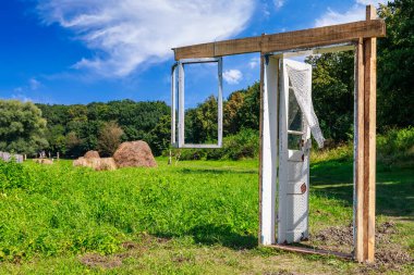 Ev kapısı ve penceresi misafirperverliğin kırsal bir sembolü olarak. Metin için kopyalama alanı olan arkaplan