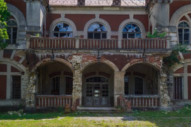 Terk edilmiş, 19. yüzyılın çürüyen tarihi mirası, eski, sahipsiz bir mülk. Metin için kopyalama alanı olan arkaplan