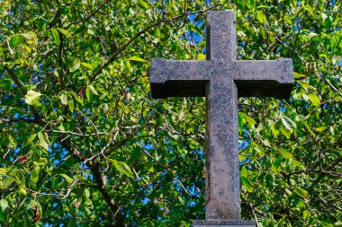 Hristiyanlığın dini bir sembolü olarak haç. İnancın dini işareti. Metin için kopyalama alanı olan arkaplan