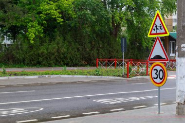 Yol işareti uyarısı çocuklar. Metin için kopyalama alanı olan arkaplan
