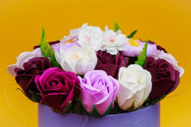 Sabundan yapılan yapay çiçekler. Seçici odaklı hediye buketi. Bir kızın doğum gününü ya da kadınlar bayramını kutlarım. Düğün ve nişan.