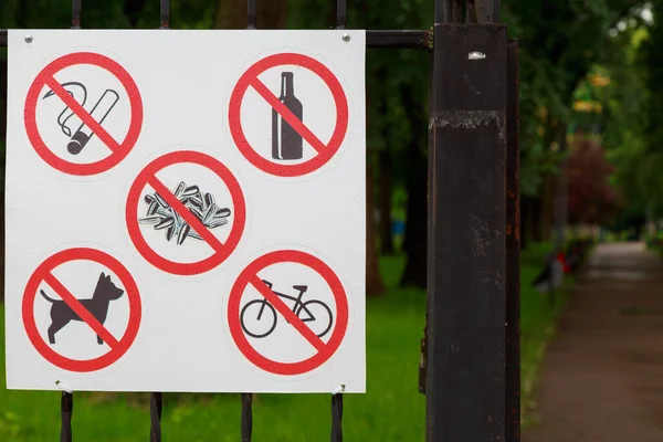 Signos Con Las Reglas Conducta Parque Público Fondo Con Espacio —  Fotos de Stock