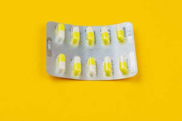 Blister Embalagem Dez Comprimidos Comprimidos Médicos Fundo Amarelo Foco Seletivo — Fotografia de Stock