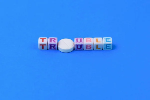 Trouble Szöveg Készült Kockák Egy Fehér Orvosi Pirulát Egy Pontszám — Stock Fotó