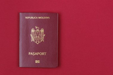 Moldova Cumhuriyeti vatandaşının modern yabancı pasaportu. Metin için sağda kopyalama alanı olan arkaplan.