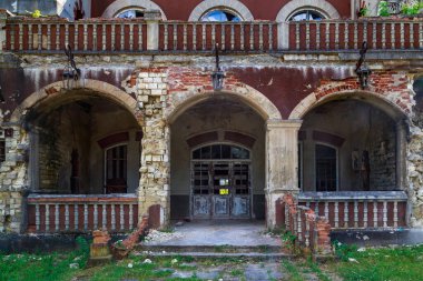 Terk edilmiş, 19. yüzyılın çürüyen tarihi mirası, eski, sahipsiz bir mülk. Metin için kopyalama alanı olan arkaplan