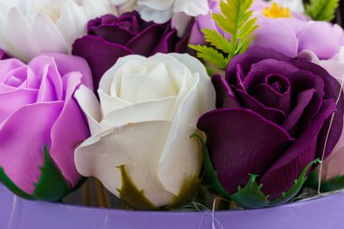 Sabundan yapılan yapay çiçekler. Seçici odaklı hediye buketi. Bir kızın doğum gününü ya da kadınlar bayramını kutlarım. Düğün ve nişan. Yakın plan arkaplan.