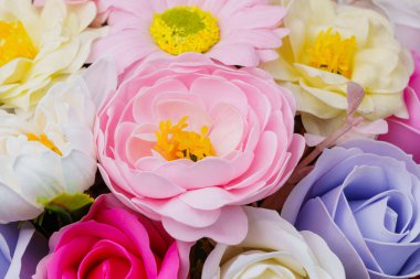 Sabundan yapılan yapay çiçekler. Seçici odaklı hediye buketi. Bir kızın doğum gününü ya da kadınlar bayramını kutlarım. Düğün ve nişan. Yakın plan arkaplan.