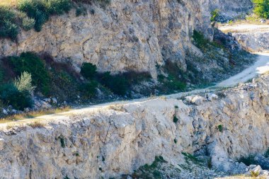 Taşın çıkarılması için devasa bir taş ocağı işletiliyor. Doğal kireç taşı. Metin için kopyalama alanı olan arkaplan