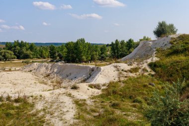 Taşın çıkarılması için devasa bir taş ocağı işletiliyor. Doğal kireç taşı. Metin için kopyalama alanı olan arkaplan