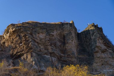 Doğu Avrupa 'nın vahşi kayalık ve dağlık doğası. Metin için kopya alanı olan peyzaj arkaplanı. Seçici odaklanma, tonlama.