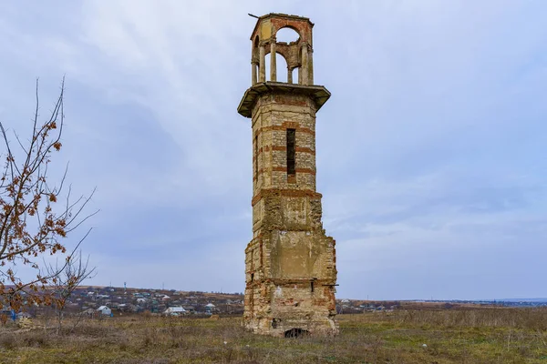 古いヴィンテージの廃墟の塔 歴史遺産の遺跡 テキストのコピースペースを持つ旅行の背景 — ストック写真