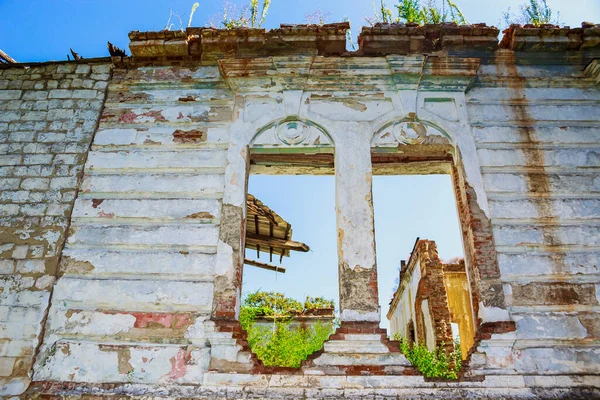 放棄された古い建築物の歴史と文化遺産を放棄した 黙示録的な外観の異常な詳細 — ストック写真