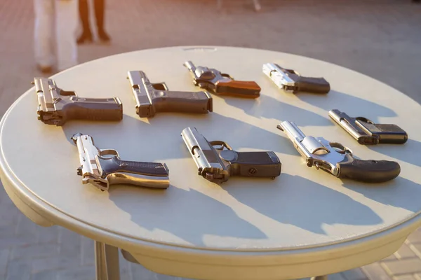 Pistol Meja Antara Senjata Fokus Selektif Latar Belakang Berita Kriminal — Stok Foto