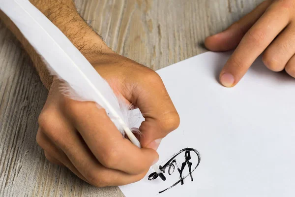 Mano Masculina Con Pluma Ganso Símbolo Poesía Periodismo Concepto Escribir — Foto de Stock