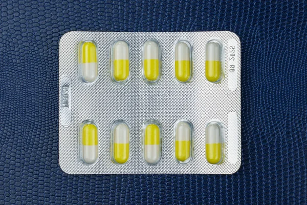 Blister Paquete Diez Tabletas Pastillas Médicas Fondo Azul Oscuro Medicina —  Fotos de Stock