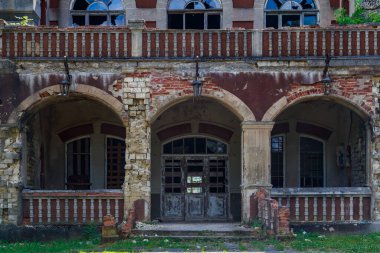 Terk edilmiş, 19. yüzyılın çürüyen tarihi mirası, eski, sahipsiz bir mülk. Metin için kopyalama alanı olan arkaplan