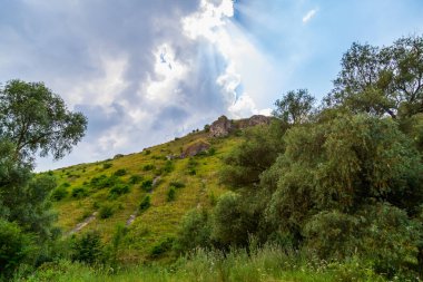 Edinet Moldova Toltry. Dağlık kireçtaşı sırtı. Metin veya harfler için kopya alanı olan Doğu Avrupa arka planı. Tepe alanı.