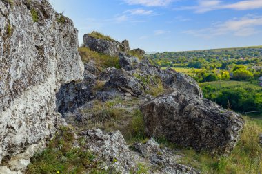 Doğu Avrupa 'nın vahşi kayalık ve dağlık doğası. Metin için kopya alanı olan peyzaj arkaplanı. Seçici odaklanma, uyumlu. Coban ya da Cobani köyü, Moldova 'ya hoş geldiniz..