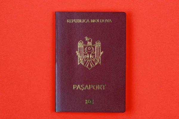 Moldova Cumhuriyeti vatandaşının modern yabancı pasaportu. Metin için kopyalama alanı olan arkaplan.