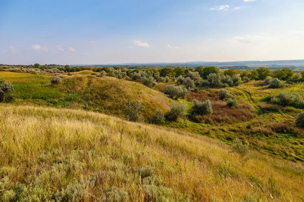 Doğu Avrupa 'nın dağlık doğası. Metin veya yazıtlar için kopyalama alanı olan arkaplan