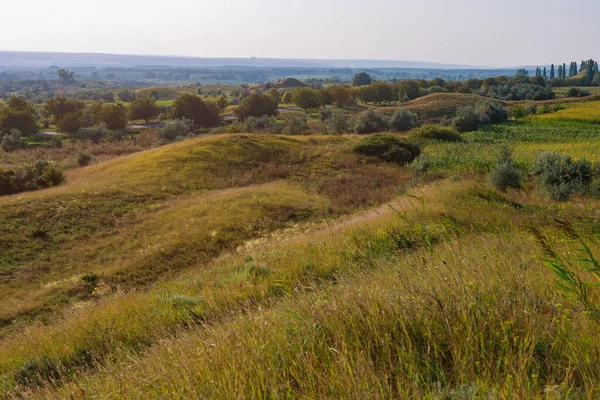 Doğu Avrupa 'nın dağlık doğası. Metin veya yazıtlar için kopyalama alanı olan arkaplan