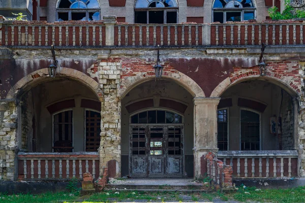 Terk edilmiş, 19. yüzyılın çürüyen tarihi mirası, eski, sahipsiz bir mülk. Metin için kopyalama alanı olan arkaplan