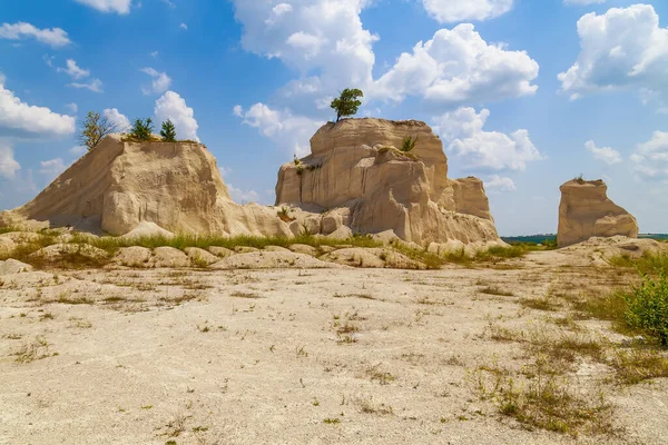 Vahşi doğadaki kireçtaşı dağı. Doğal taşla kaplı güzel bir manzara. Antik Sarmatya Denizi 'nin dibinde.