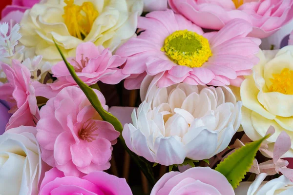 Sabundan yapılan yapay çiçekler. Seçici odaklı hediye buketi. Bir kızın doğum gününü ya da kadınlar bayramını kutlarım. Düğün ve nişan. Yakın plan arkaplan.