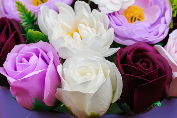 Sabundan yapılan yapay çiçekler. Seçici odaklı hediye buketi. Bir kızın doğum gününü ya da kadınlar bayramını kutlarım. Düğün ve nişan. Yakın plan arkaplan.