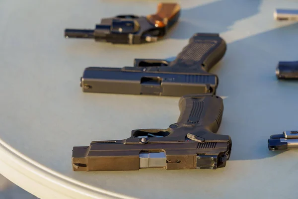 Silahların Arasında Masada Bir Silah Seçici Bir Odaklanma Suç Haberleri — Stok fotoğraf