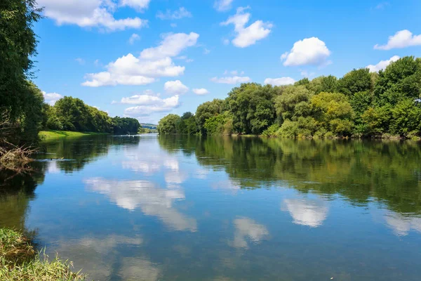 Geniş nehir. Metin veya harfler için kopya alanı olan Doğu Avrupa arka planı. Balık tutmak ve rafting yapmak için ideal. Bir turistin gözlerinden bak.