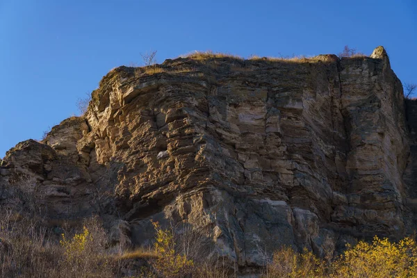 Doğu Avrupa 'nın vahşi kayalık ve dağlık doğası. Metin için kopya alanı olan peyzaj arkaplanı. Seçici odaklanma, tonlama.